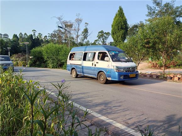 大足村民体验“出门有路抬脚上车”的幸福感。特约通讯员 蒋文友 摄