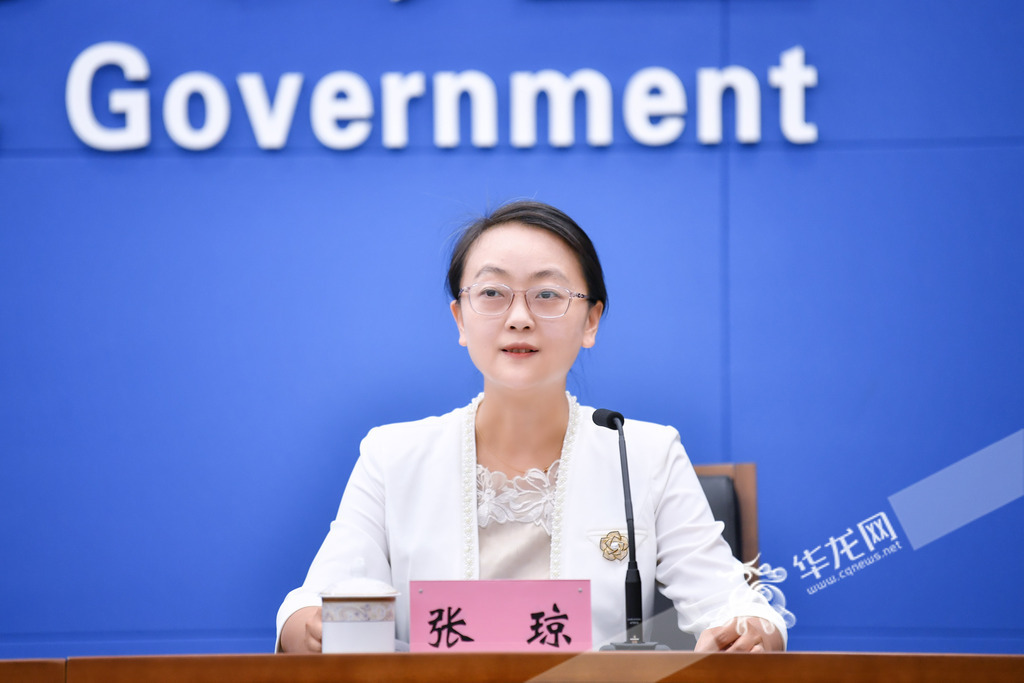 市委宣传部副部长、市政府新闻办主任张琼。华龙网记者 李文科 摄