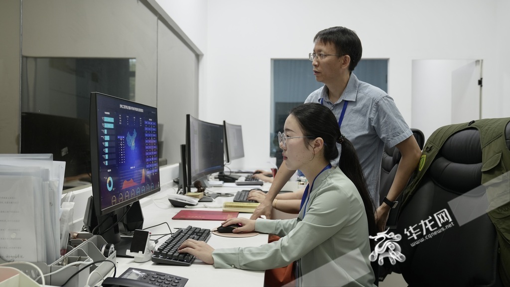 学校工作人员后台监控统计数据。 华龙网记者 刘钊 摄