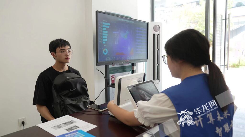 志愿者现场录入新生信息。 华龙网记者 刘钊摄