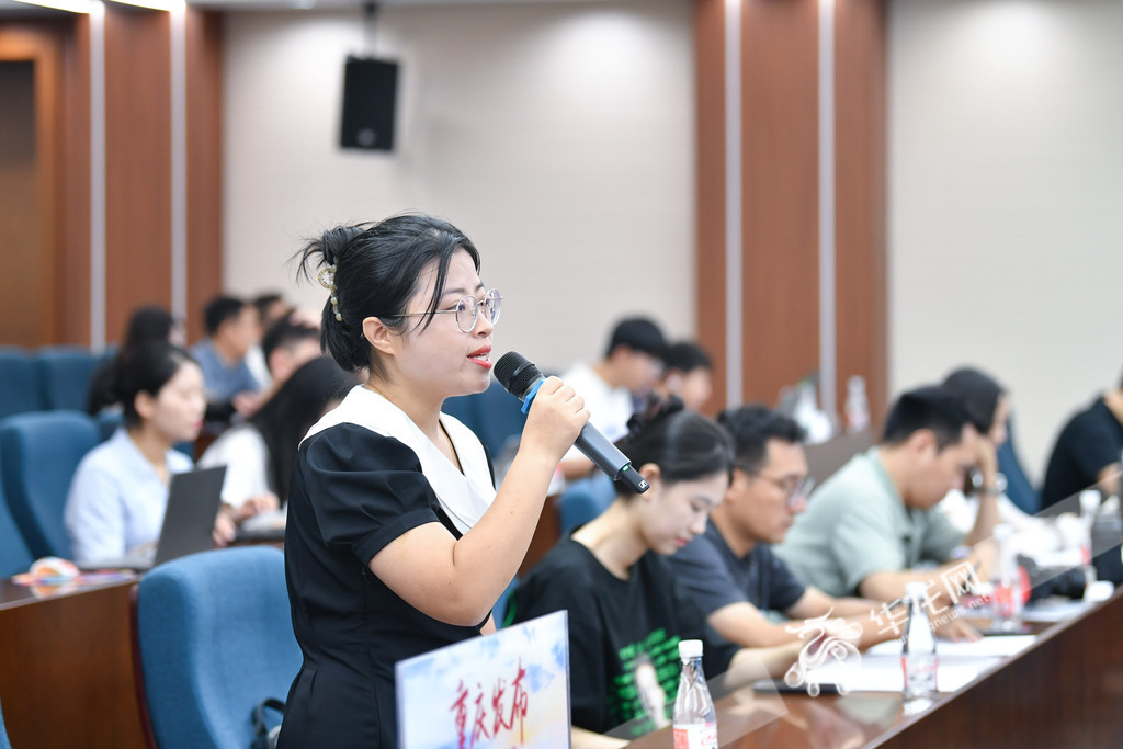 记者提问。华龙网记者 李文科 摄