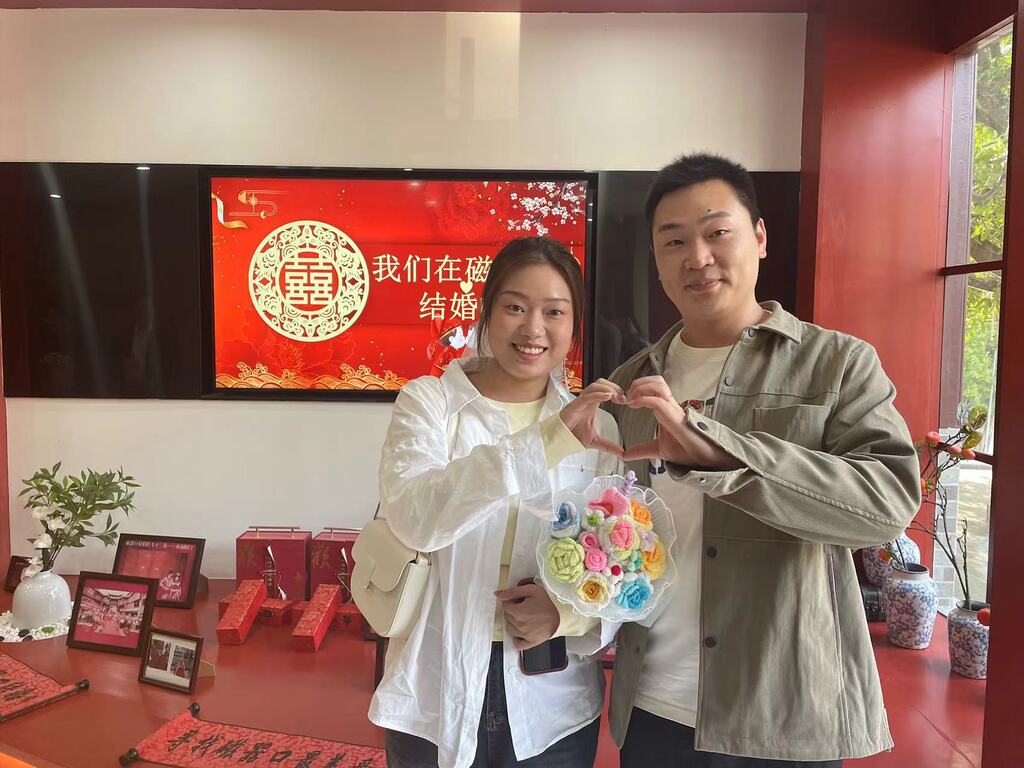 吴林瑞和刘梦在磁器口婚姻登记点领证。市民政局供图