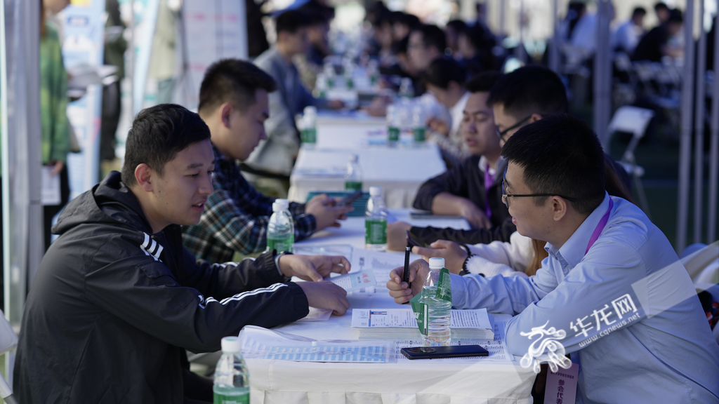 学生向招工企业现场咨询。 华龙网记者 刘钊 摄