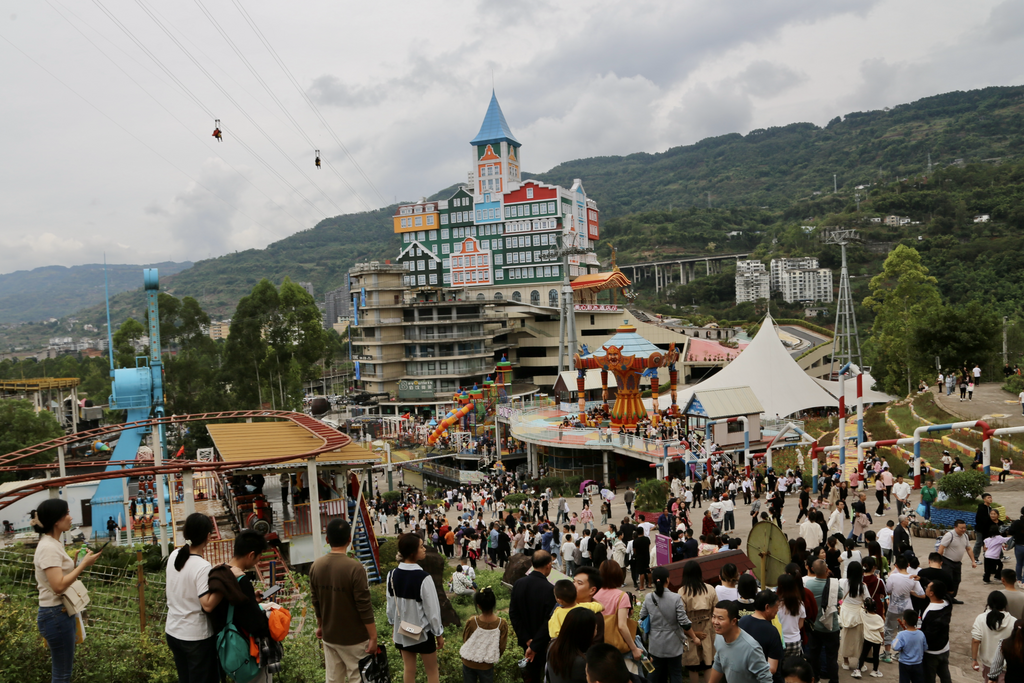 涪陵美心紅酒小鎮(zhèn)迎來客流高峰。受訪者供圖