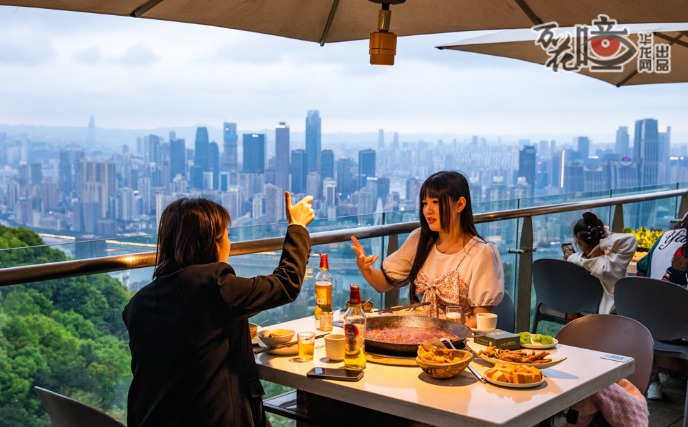 在重慶南山，觀山城美景，吃熱辣火鍋，感受酣暢淋漓的“煙火氣”。