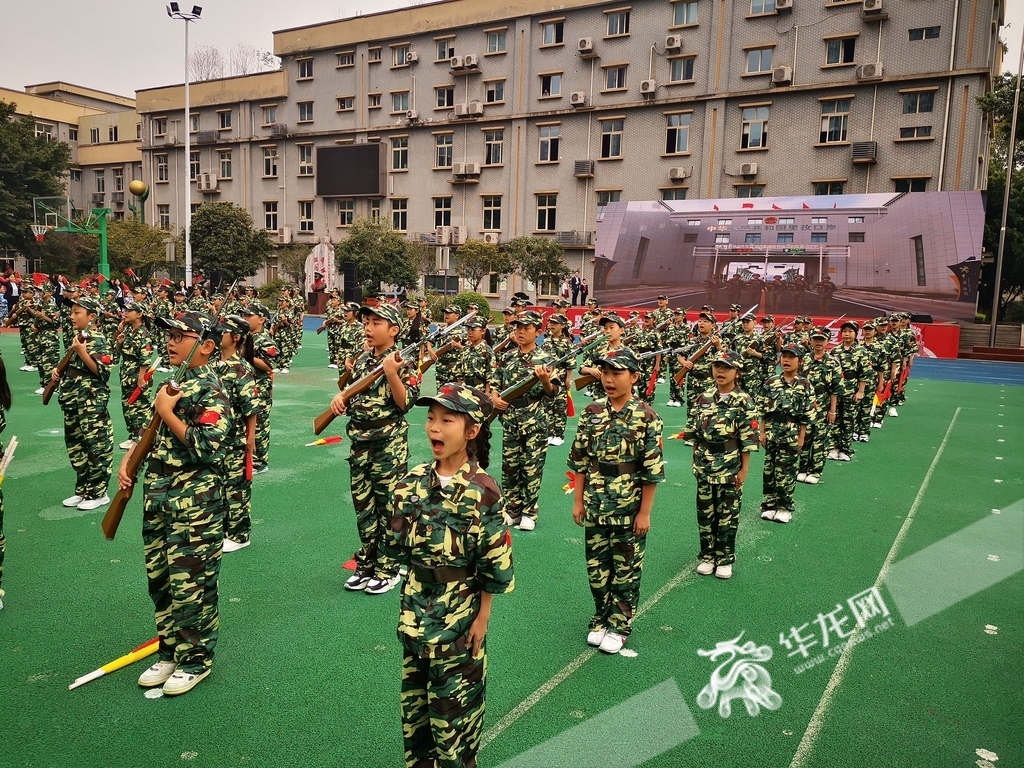 驻守在边防哨所的官兵与华渝实验学校的同学们来一场“隔空拉歌”。华龙网记者 伊永军 摄