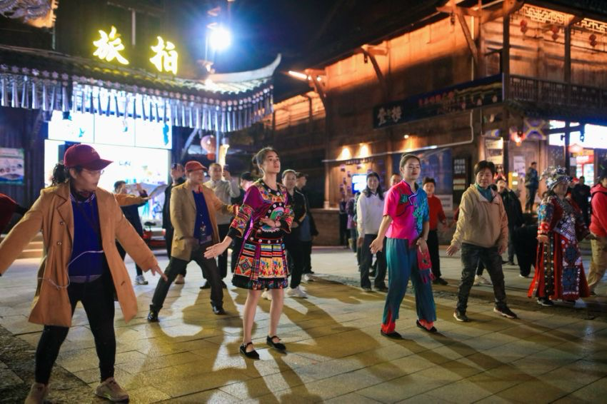 游客体验当地民俗风情。主办方供图