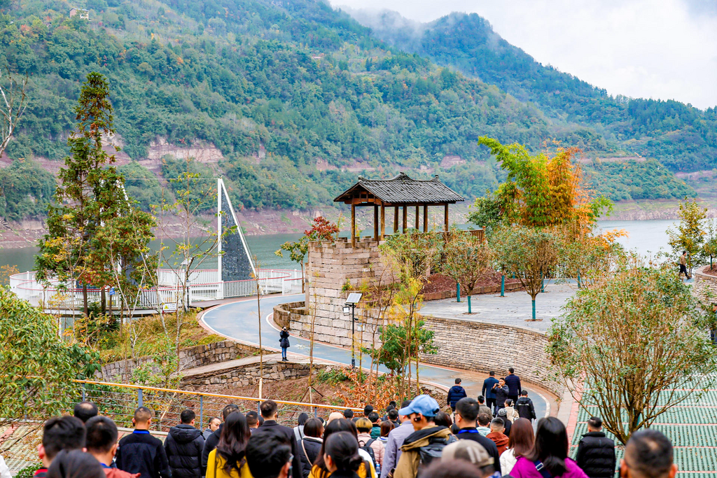 与会嘉宾考察桥头湖畔野奢露营基地。主办方供图