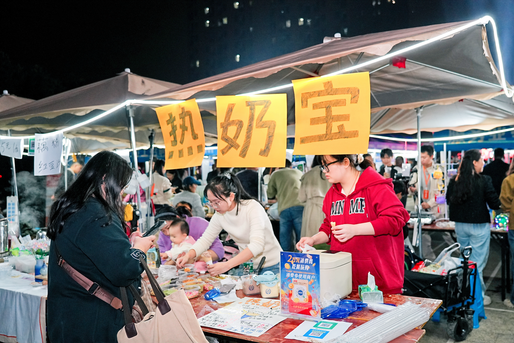 活动现场，还有摊主营业。重庆市人力社保局 供图