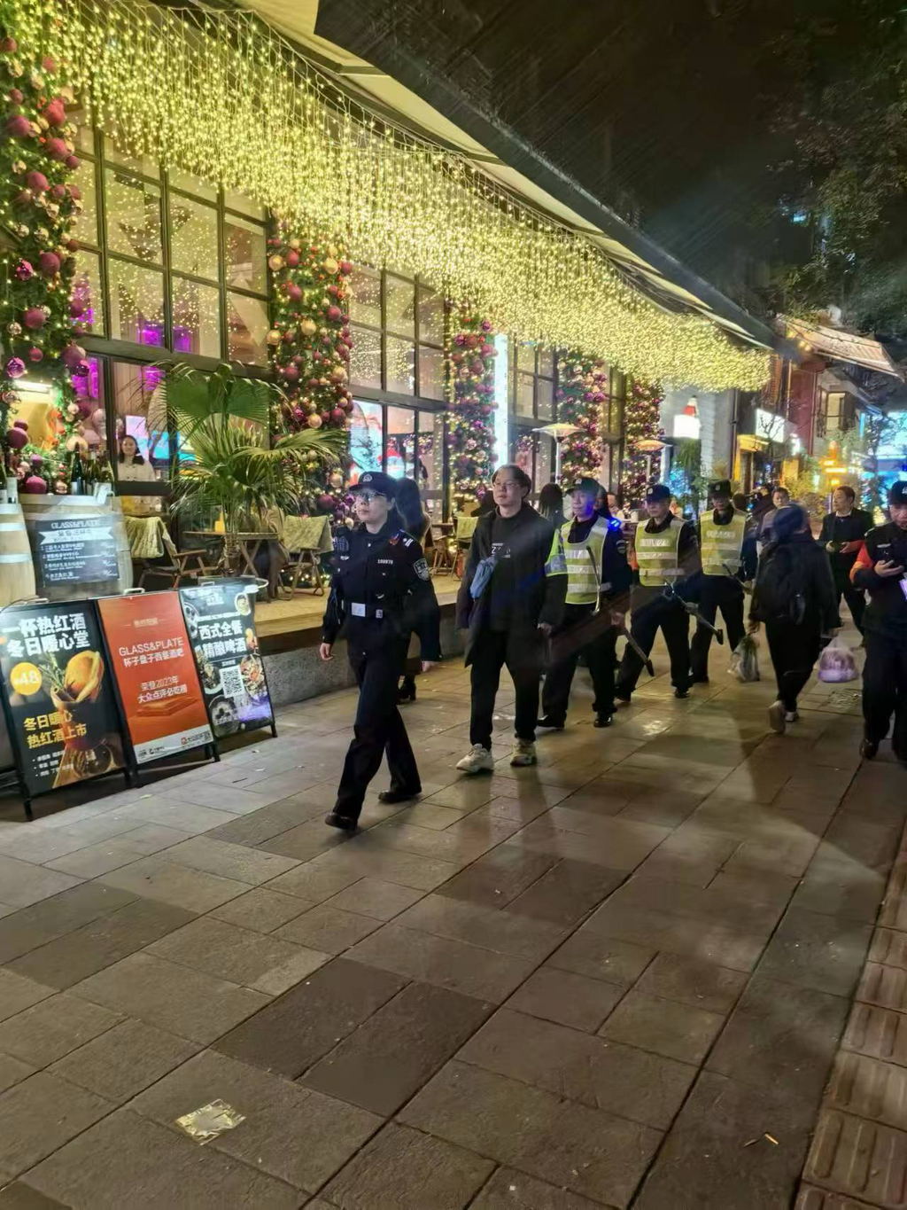 民警在街面巡逻。警方供图