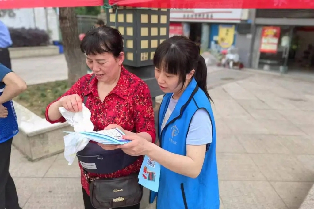 曹選娟進行反詐宣傳。仙桃街道供圖 第1眼TV-華龍網發(fā)