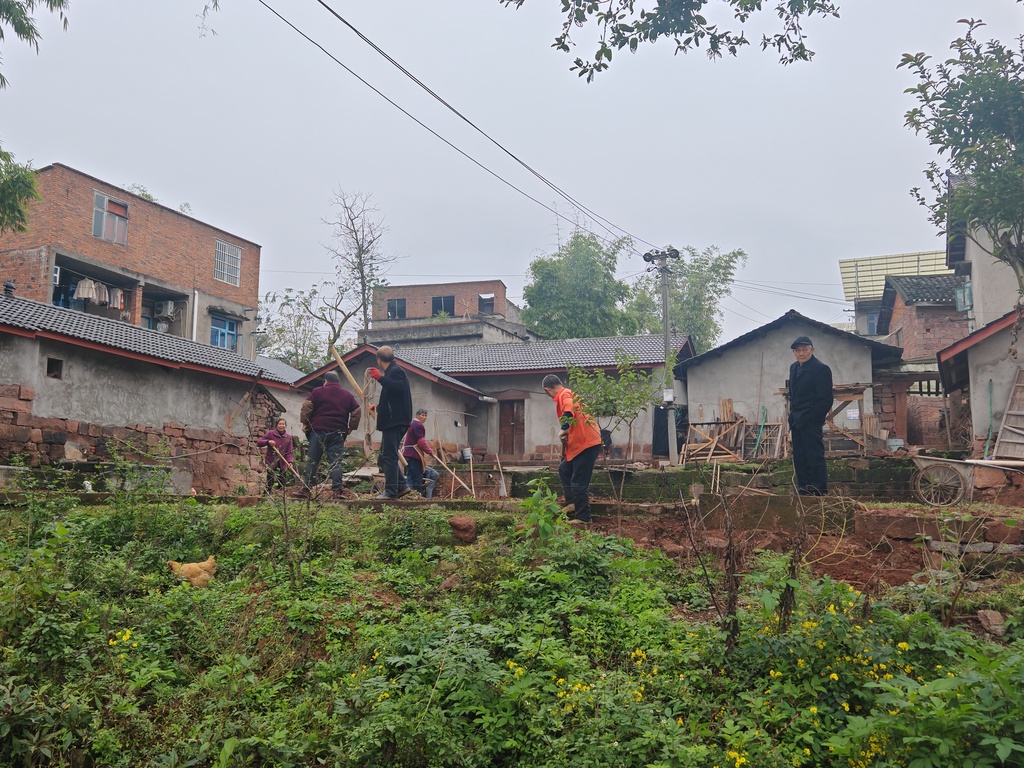 干群齊心修建家門口的文化場地。王家街道辦事處供圖