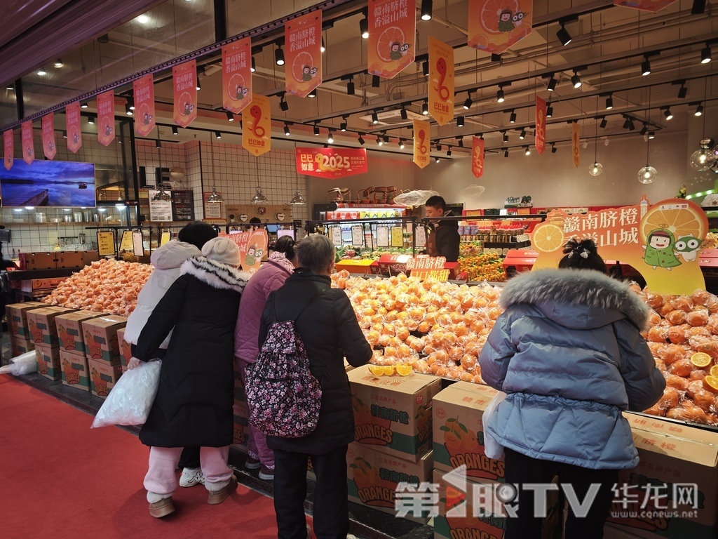 市民們清早在果琳店內(nèi)挑選贛南臍橙。第1眼TV-華龍網(wǎng) 董悠 攝