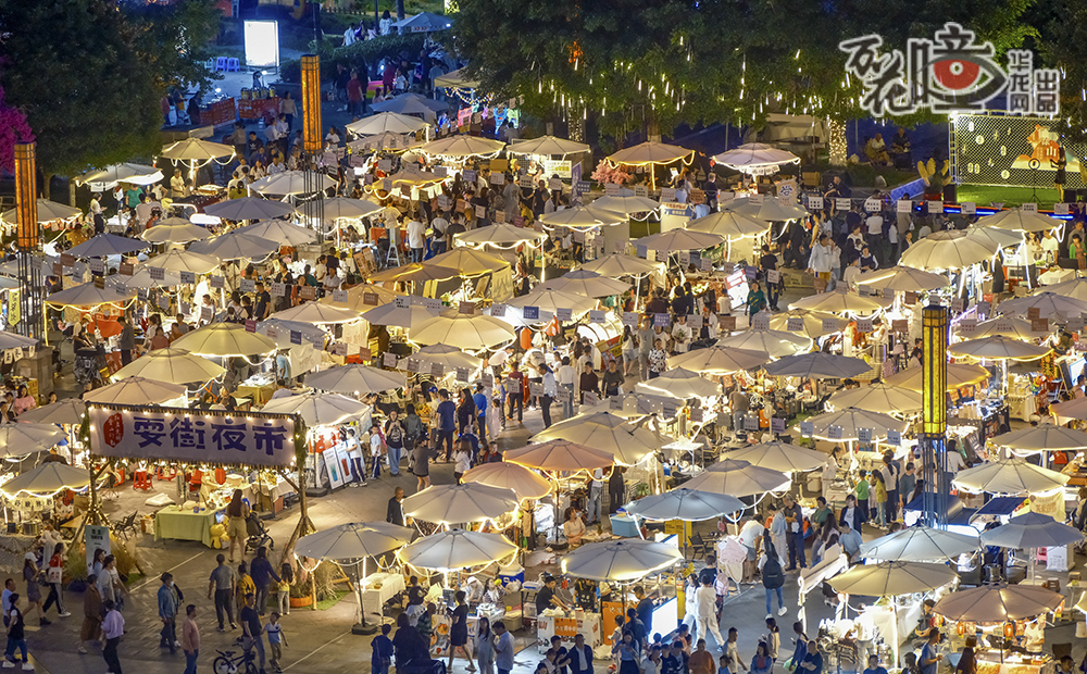 南岸区涂山镇夜市，灯火辉煌中，重庆的夜生活文化与经济活力相互映衬。