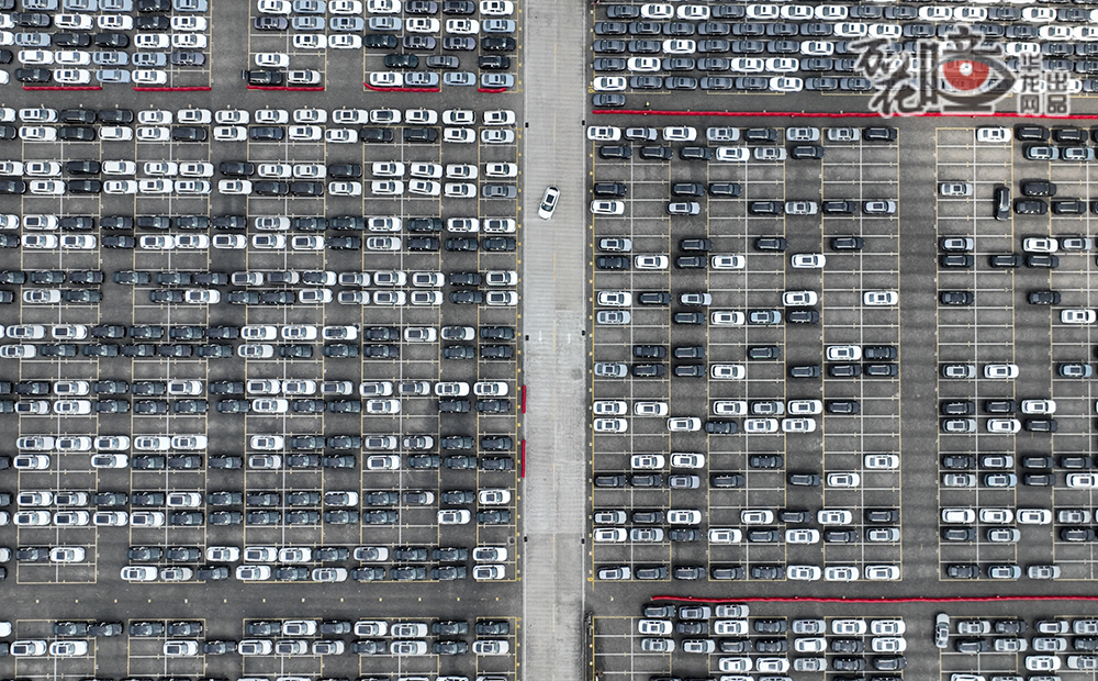 渝車出海，位于兩江新區(qū)的重慶果園港，等待裝箱出海的“重慶造”汽車?！爸貞c造”汽車出海，展現(xiàn)的是重慶制造業(yè)的實(shí)力，還有重慶城市精神中“開拓進(jìn)取”的精神。