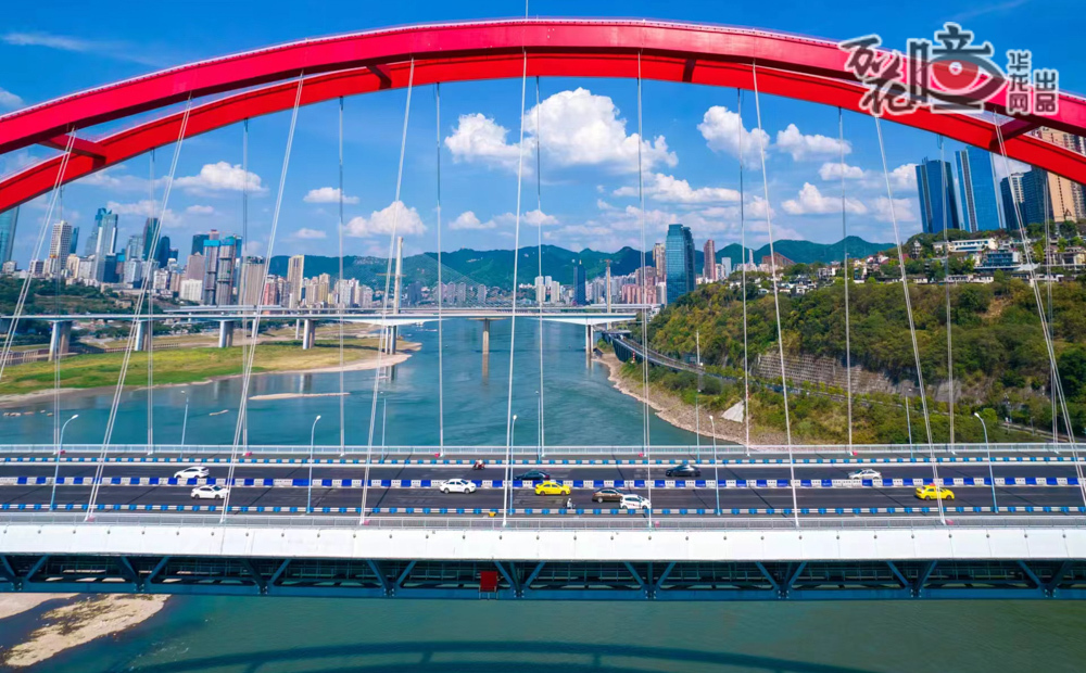 橋上跑汽車，橋下跑軌道，這是山城重慶的專屬“風(fēng)景”。