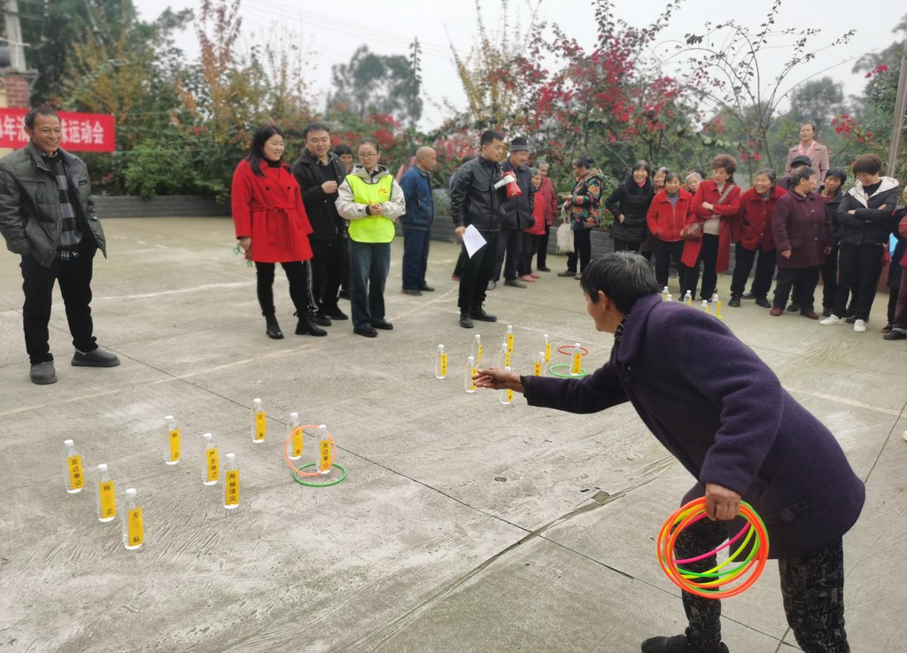 黨員群眾參加“清廉之圈—套圈”項(xiàng)目 王家街道辦事處供圖