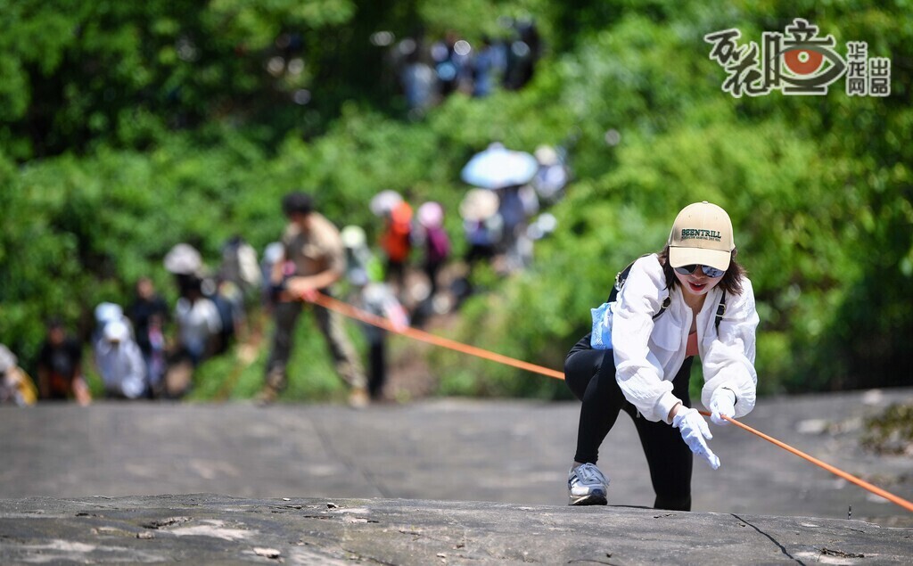 【夏天·热辣滚烫，肆意挥洒】初夏时刻，年轻人走向户外。不同于热门景点、网红打卡点，户外徒步多是在城市郊区或乡村山野，不仅可以锻炼身体，也成为年轻人社交的一种方式。