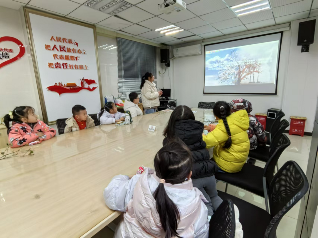 志愿者老師教授環(huán)保知識。兩路街道供圖 第1眼TV-華龍網(wǎng)發(fā)