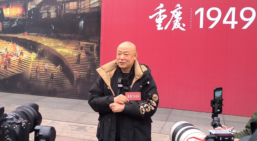 《重庆·1949》编剧、导演闫兵接受记者采访 主办方 供图