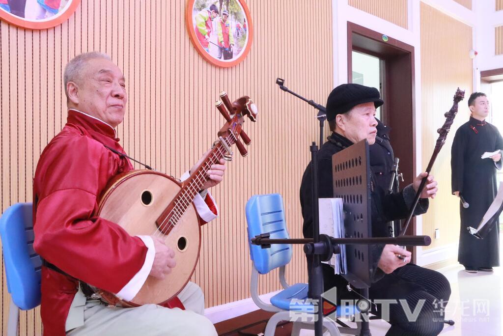 两位艺术家潘光正（左）、丁长福（左）在台下伴奏 。华龙网记者 林楠 实习生 凌一丹 摄