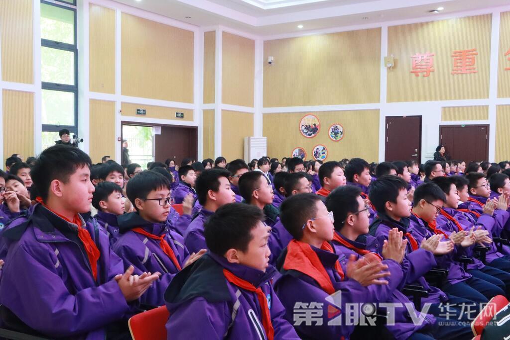 观塘中学的学生们正聚精会神观看表演。华龙网记者 林楠 实习生 凌一丹 摄