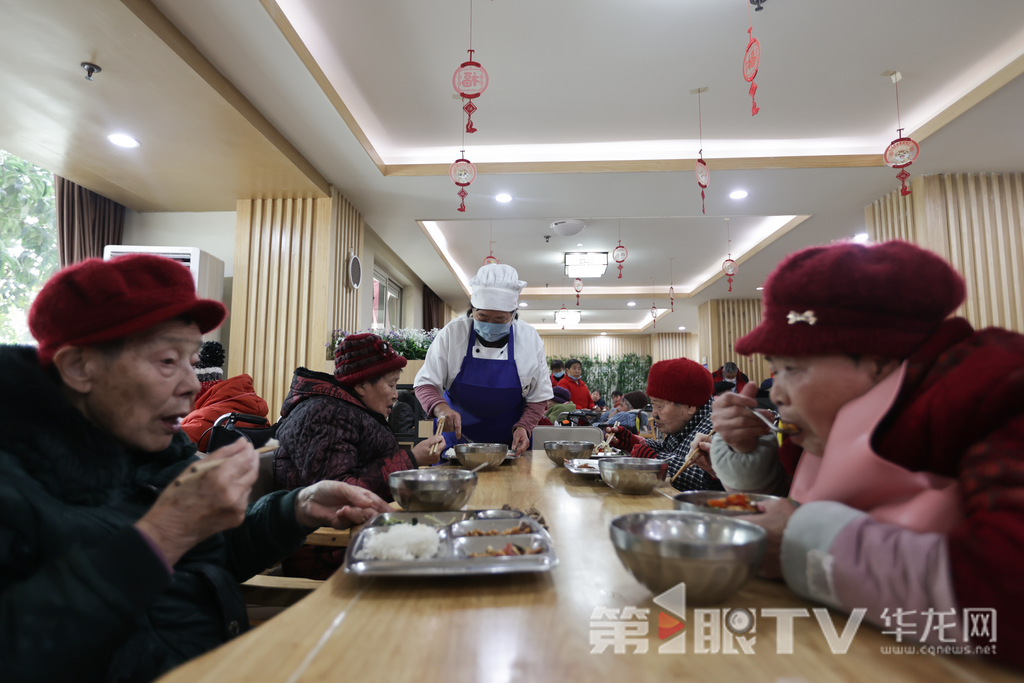 老人在社區食堂就餐。第1眼TV-華龍網記者 陳洋 羅盛杰 攝