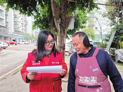 近日，雙桂街道雙桂雅苑小區(qū)，網(wǎng)格員譚丹（左）在向居民宣傳冬季用電用氣安全知識(shí)。記者 向泓羽 攝