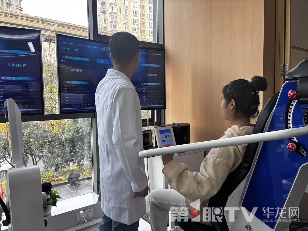 市民正在体验治疗仪器。记者 林楠 摄