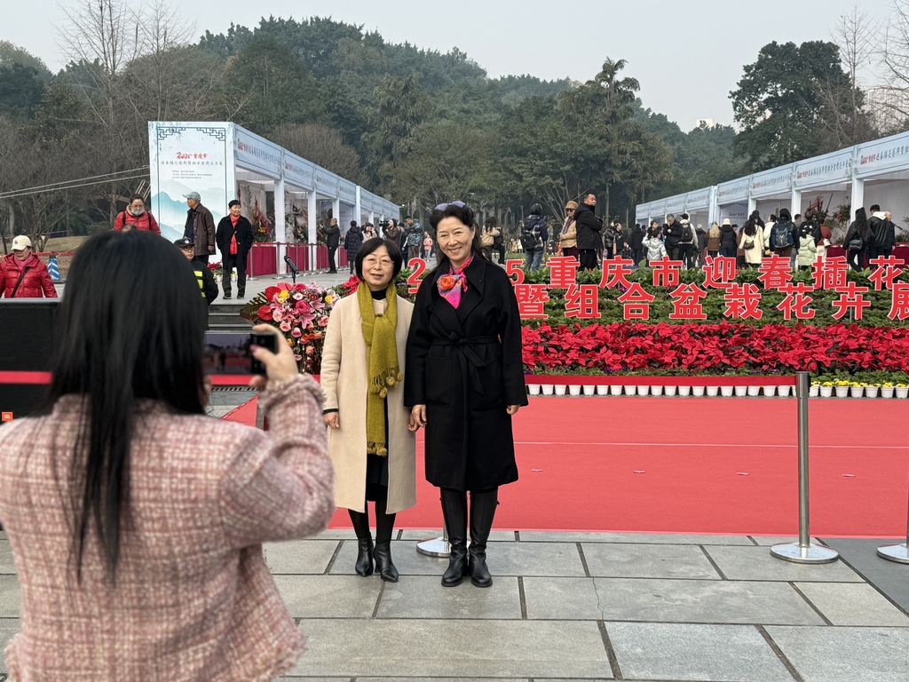 市民合影留念。第1眼TV-华龙网 曹妤 摄