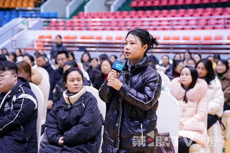 市民提问。第1眼TV-华龙网 董静 摄