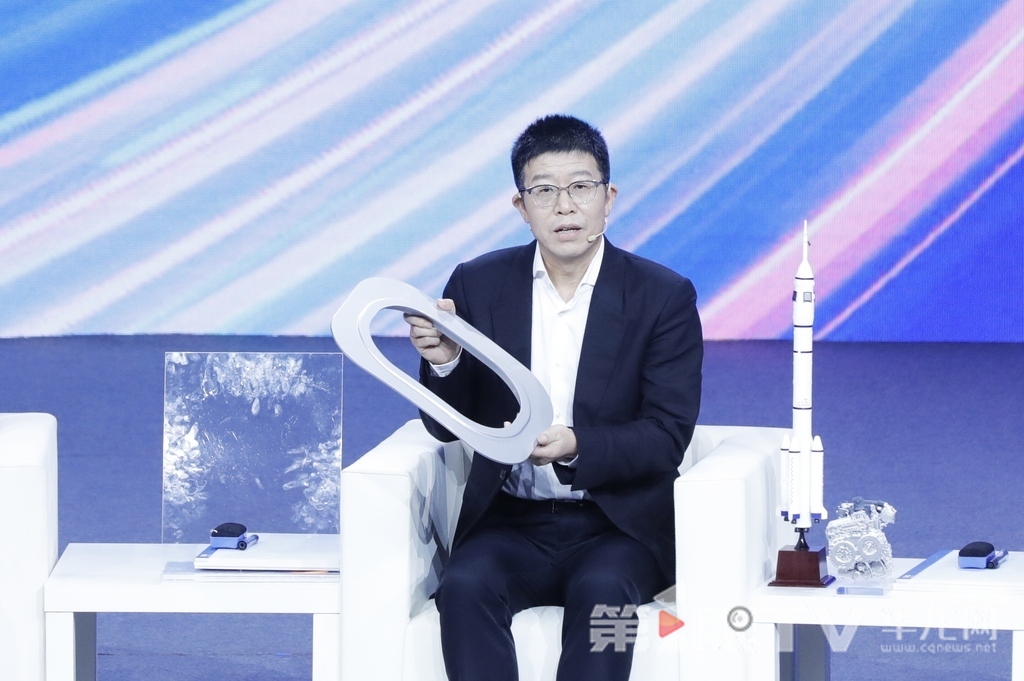 一家铝材企业负责人展示公司自研生产的C919飞机用铝合金旅客观察窗。第1眼TV-华龙网记者 石涛 摄