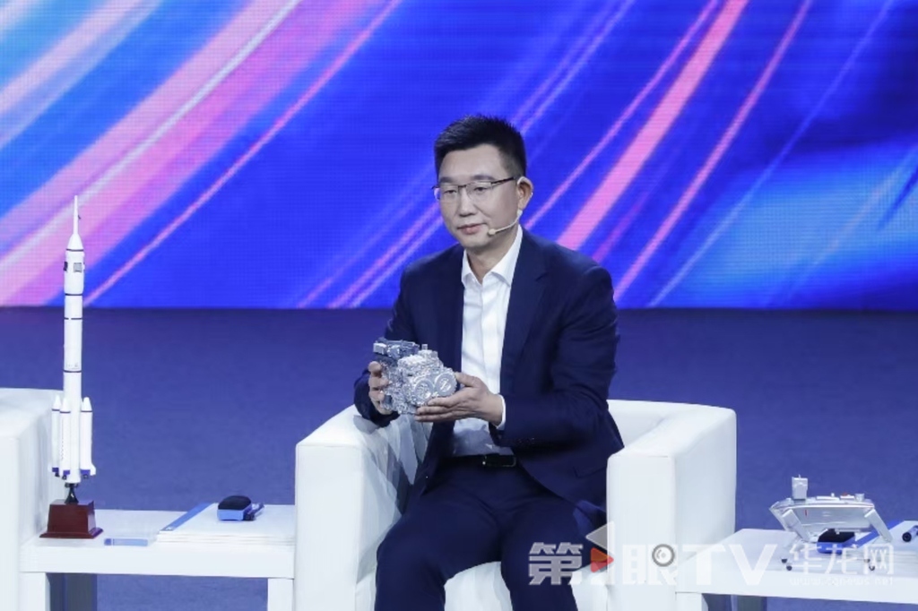一家新能源车企负责人展示公司研发的发动机轴承。第1眼TV-华龙网记者 石涛 摄