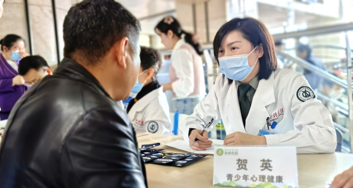 医生看诊中。新桥医院供图