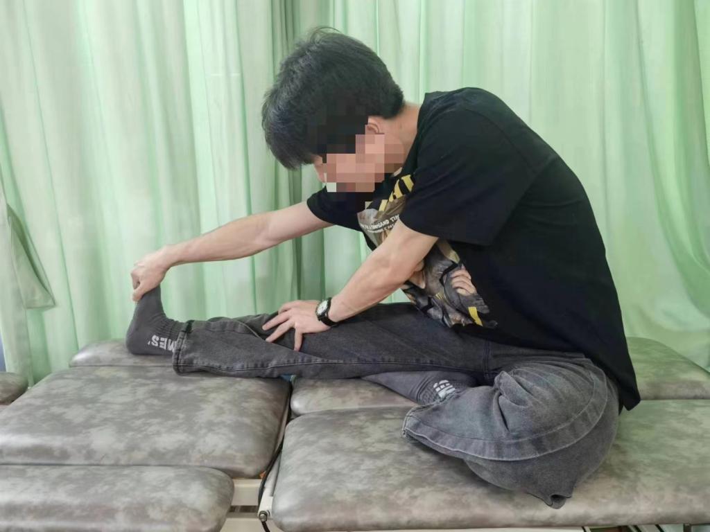 如果参赛者在跑马过程中发生小腿抽筋可视症状进行及时处理。西南医院供图