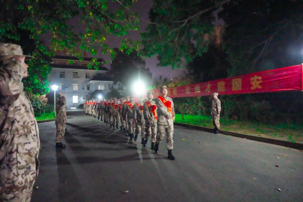 重庆市璧山区役前教育基地，家乡战友站在道路两旁向入伍新兵敬礼送行。璧山区人武部供图
