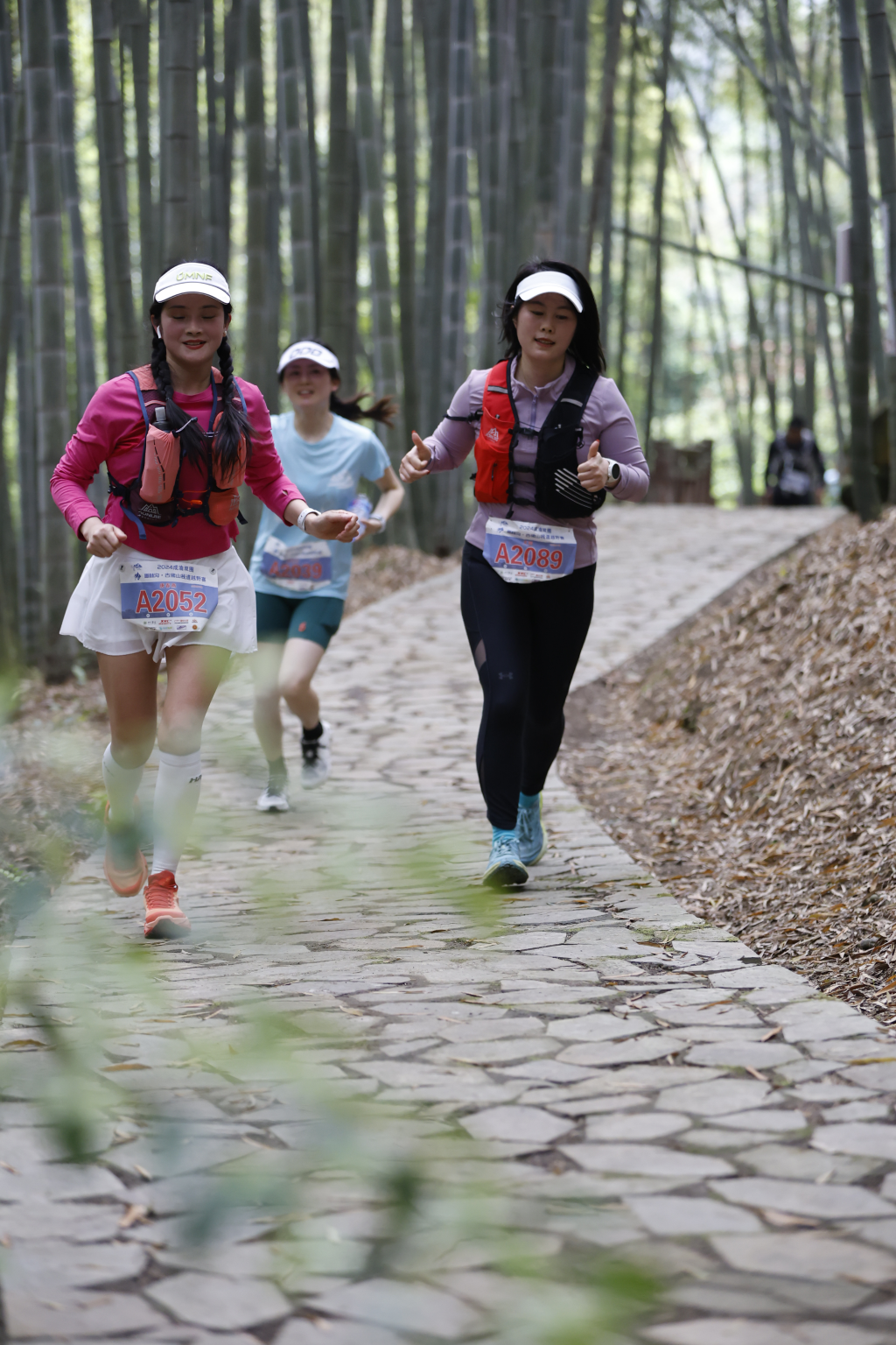 参赛者奔跑在山林之间。主办方供图