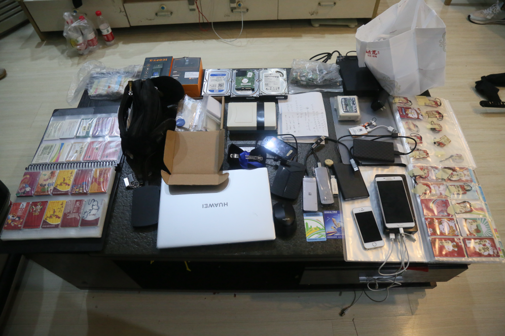 专案组查获的作案工具。警方供图