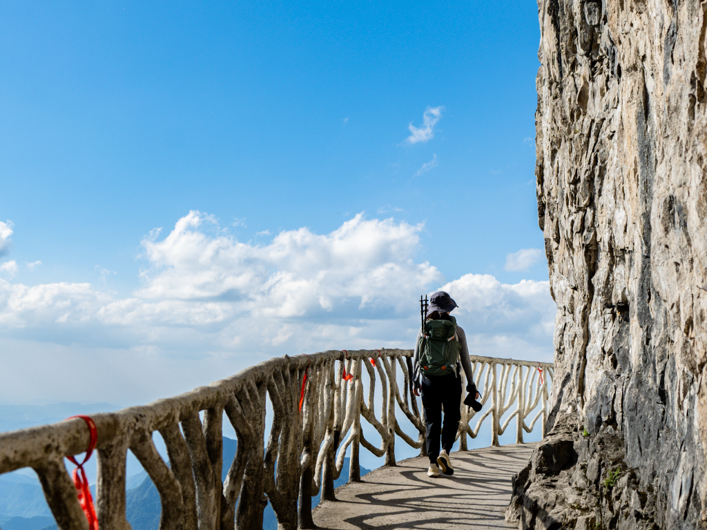 游客登金佛山。景区供图