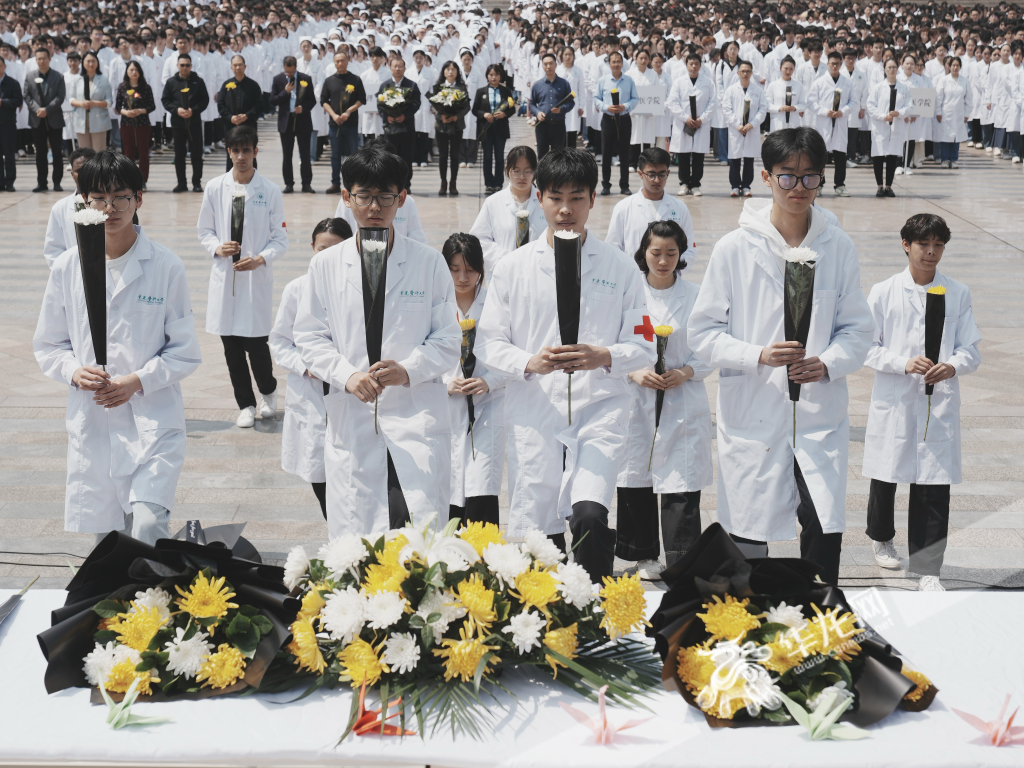 学生代表向遗体捐献者献花。 华龙网记者 刘钊 摄