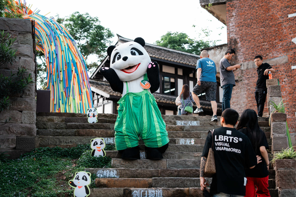 文旅吉祥物“安逸熊猫”来到重庆下浩里。四川省文化旅游厅供图