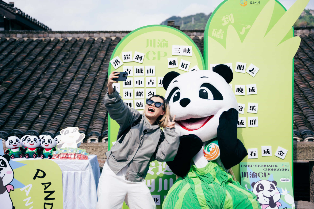 市民游客与“安逸熊猫”合影。四川省文化旅游厅供图
