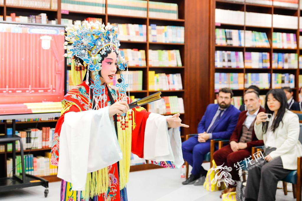 重庆巴蜀中学学生为远道而来的客人们展示戏曲等中国传统文化。华龙网记者 石涛 摄