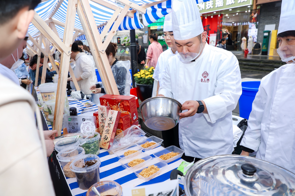 市民游客争相品尝美食。四川省文化和旅游厅供图