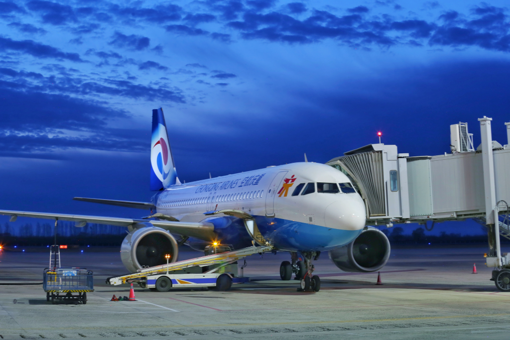 重庆航空航班停靠在江北国际机场。重庆航空供图