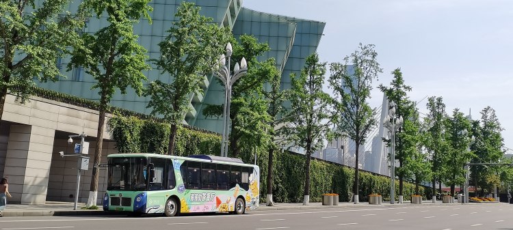 茶餐巴士车身内外均采用浅绿色设计。重庆西部公交供图