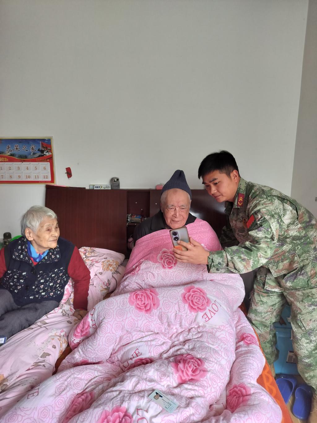 在三属老人王福海和任正兰家中，志愿者协助老人完成养老待遇认证。受访者供图