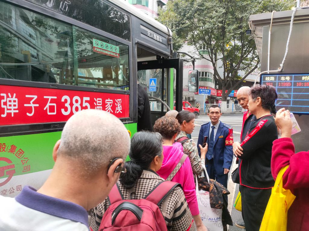 公交驾驶员引导乘客有序乘车。重庆南部公交供图