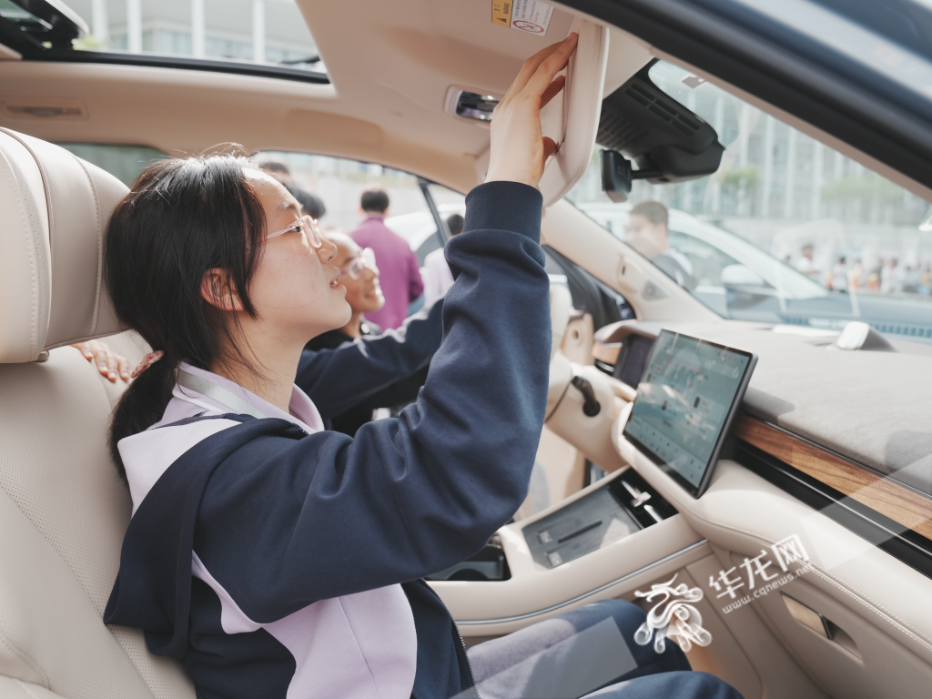 学生感受新能源汽车带来的科技魅力。 华龙网记者 刘钊 摄