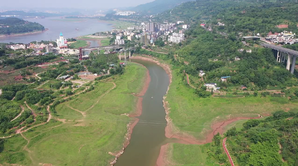 江岸两边现大片草坪。景区供图